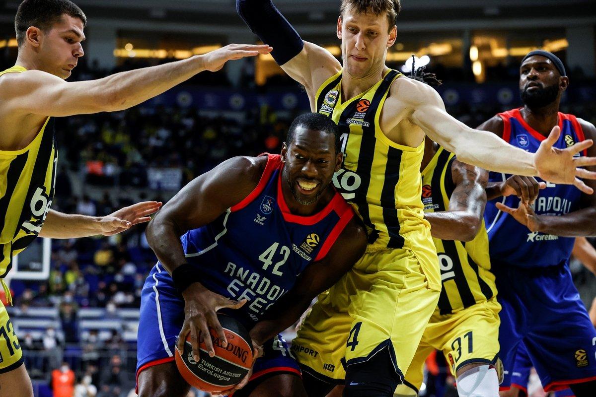 Anadolu Efes EuroLeague'de Fenerbahçe'yi yendi