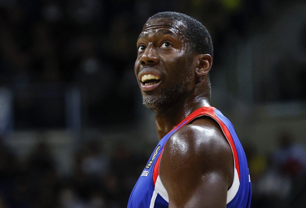 Anadolu Efes EuroLeague'de Fenerbahçe'yi yendi