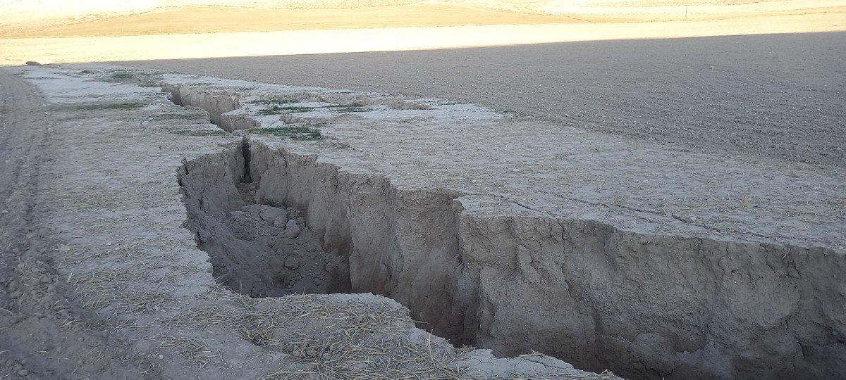 Aksaray’da, toprak yüzeyinde yarıklar meydana geldi