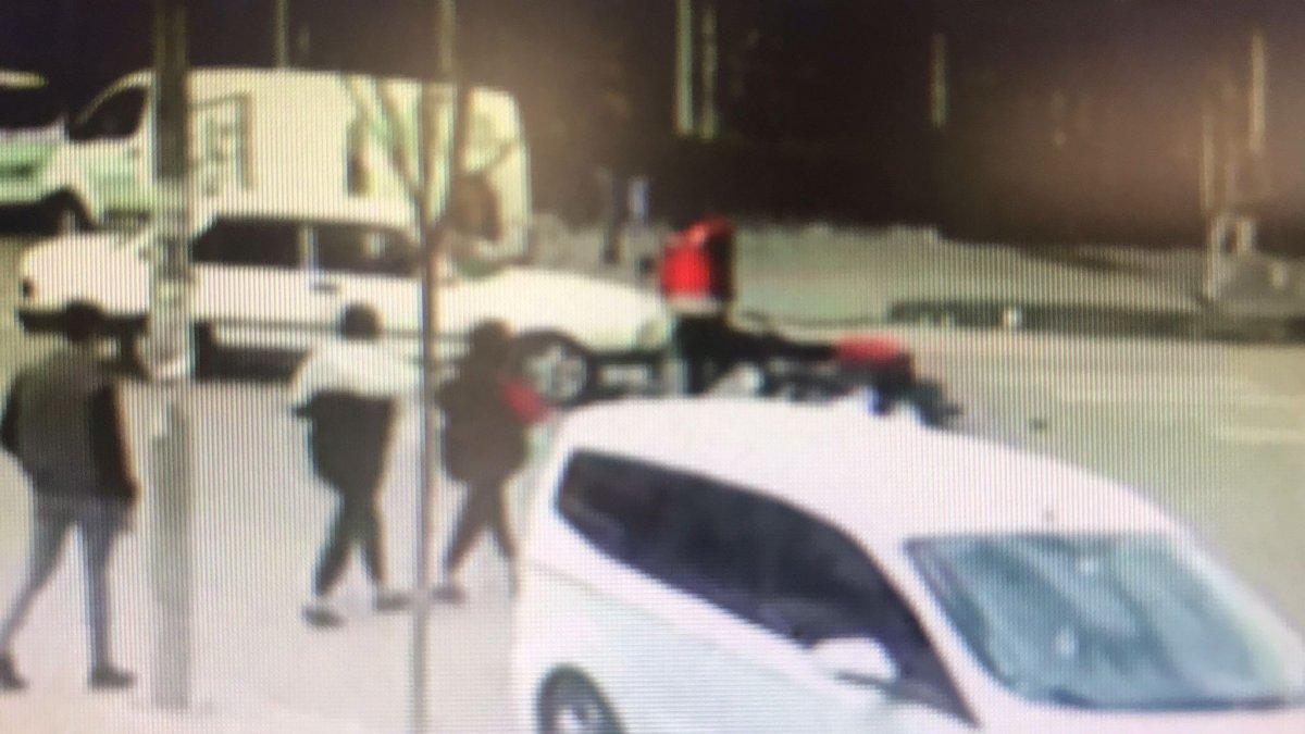 Batman'daki moto kurye, karşıdan gelen aracın altında kaldı