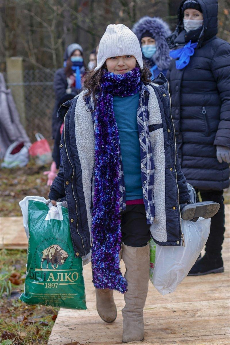 Belarus-Polonya sınırında göçmenler, haftalar sonra banyo imkanı buldu