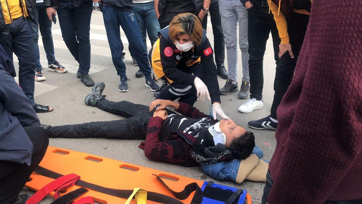 Batman'daki moto kurye, karşıdan gelen aracın altında kaldı