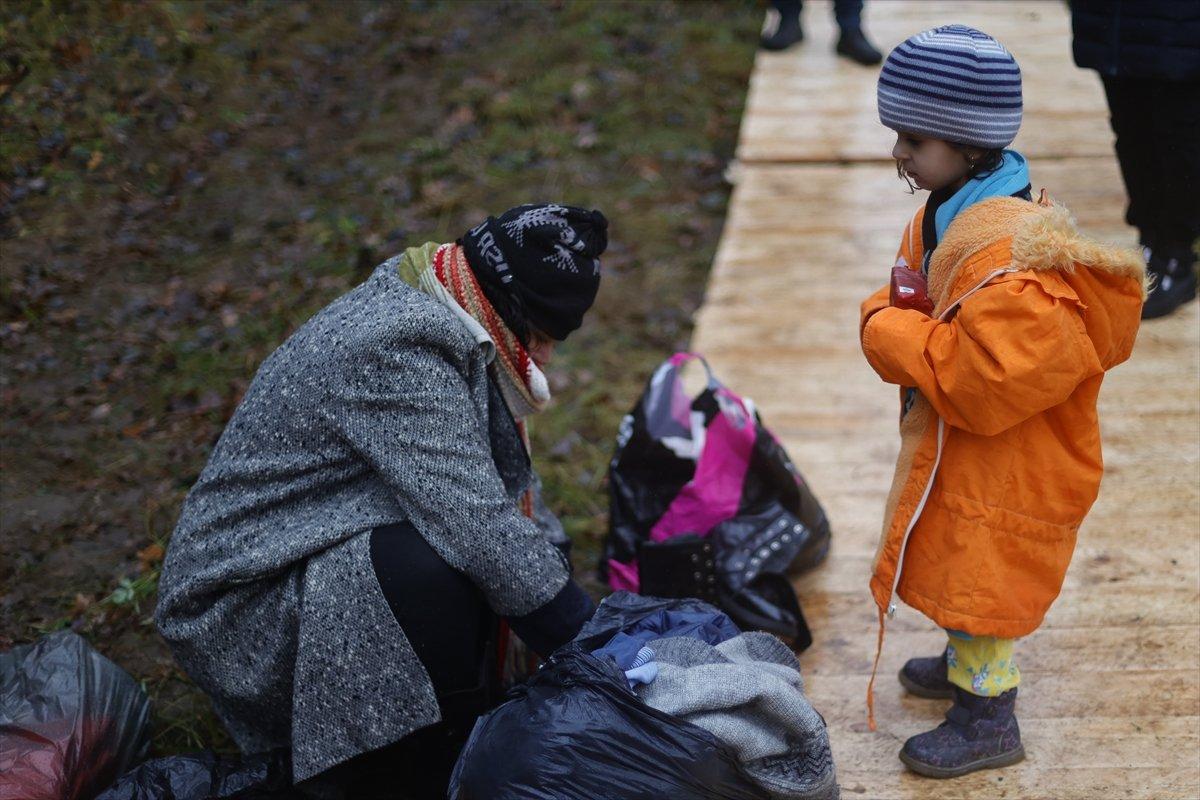 Belarus-Polonya sınırında göçmenler, haftalar sonra banyo imkanı buldu