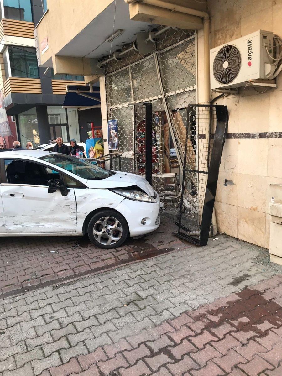 Ümraniye’de kazada savrulan araç, yayaya çarpıp dükkana daldı