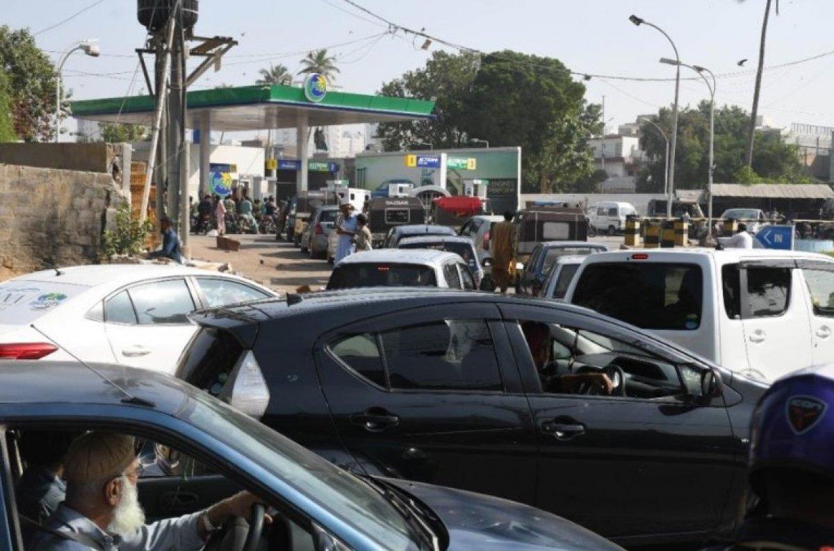 Pakistan'da akaryakıt istasyonları önünde uzun kuyruklar oluştu