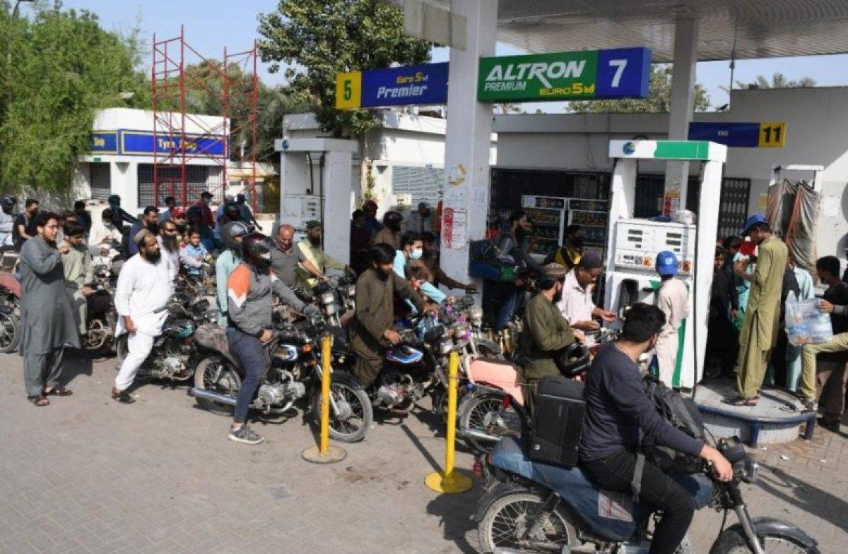 Pakistan'da akaryakıt istasyonları önünde uzun kuyruklar oluştu