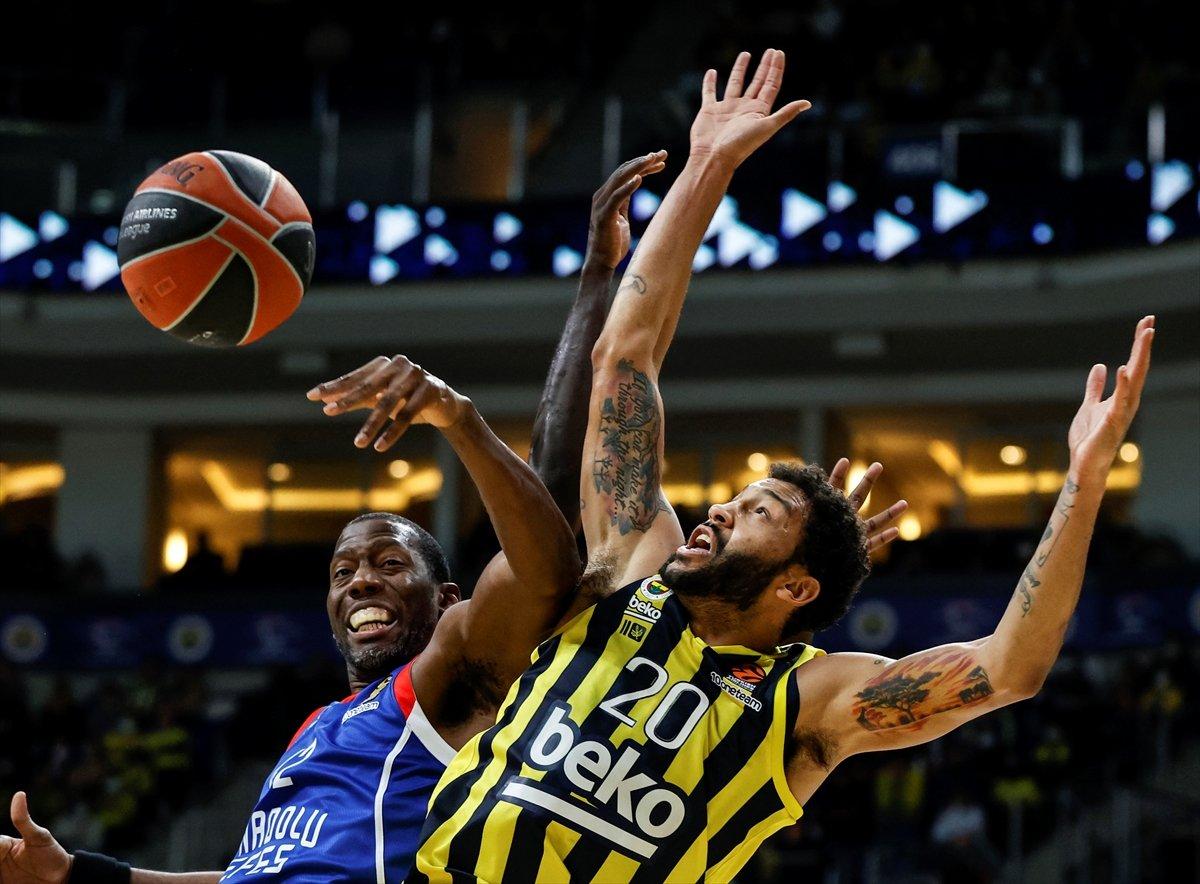 Anadolu Efes EuroLeague'de Fenerbahçe'yi yendi