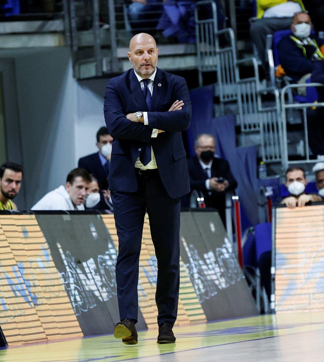 Anadolu Efes EuroLeague'de Fenerbahçe'yi yendi