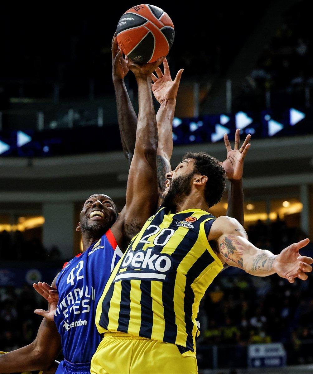 Anadolu Efes EuroLeague'de Fenerbahçe'yi yendi