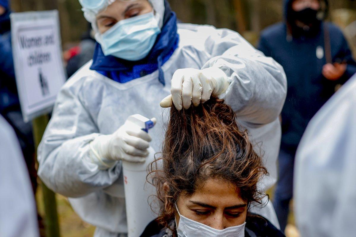 Belarus-Polonya sınırında göçmenler, haftalar sonra banyo imkanı buldu