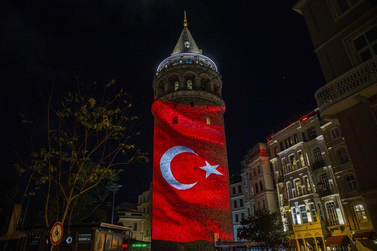 Şehit öğretmenler Galata Kulesi'nde fotoğraflarıyla anıldı