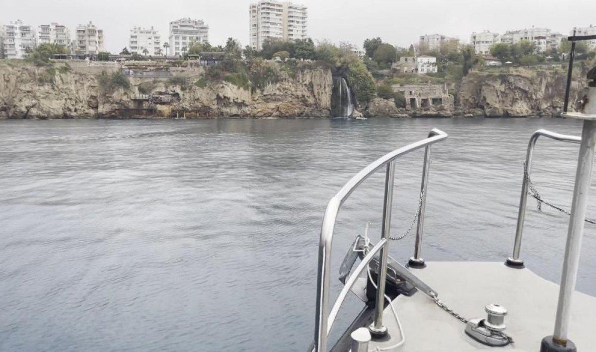 Antalya'da falezlerde mahsur kalan köpeği deniz polisi kurtardı