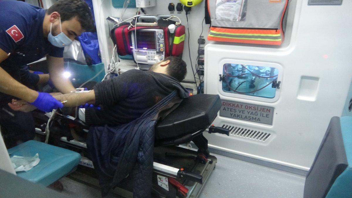 Adana'da yolda yürürken kar maskeli 2 kişinin silahlı saldırısına uğradı