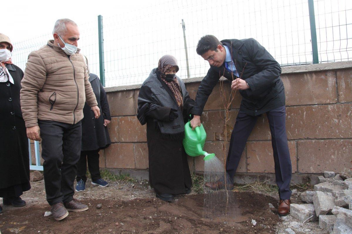 Bitlis'li şehitler kabirleri başında anıldı