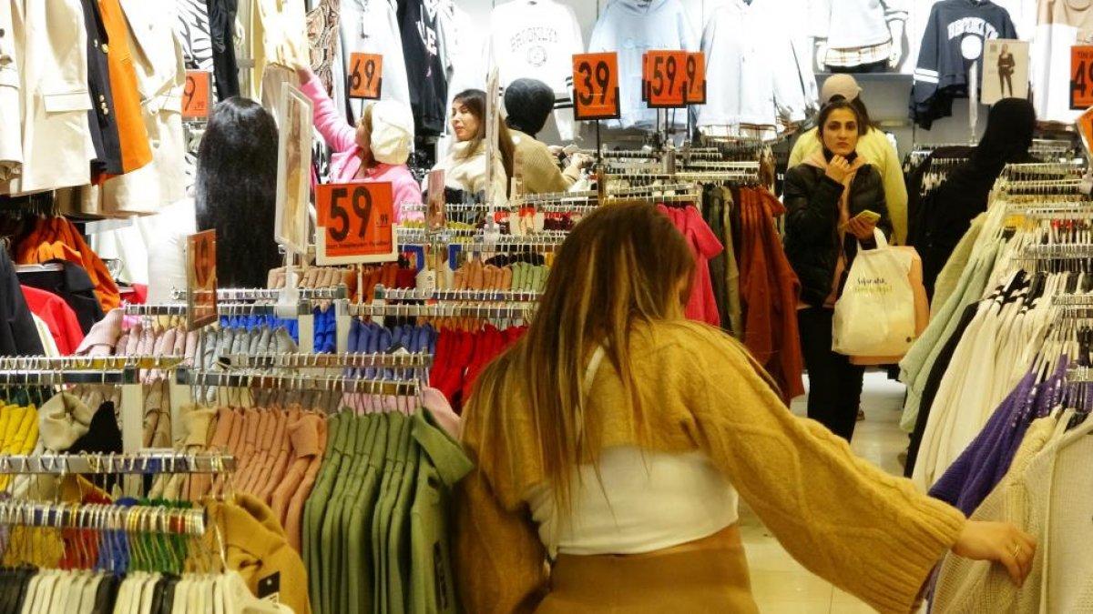 Alışveriş için Van'a gelen İranlıların gece eğlencesi