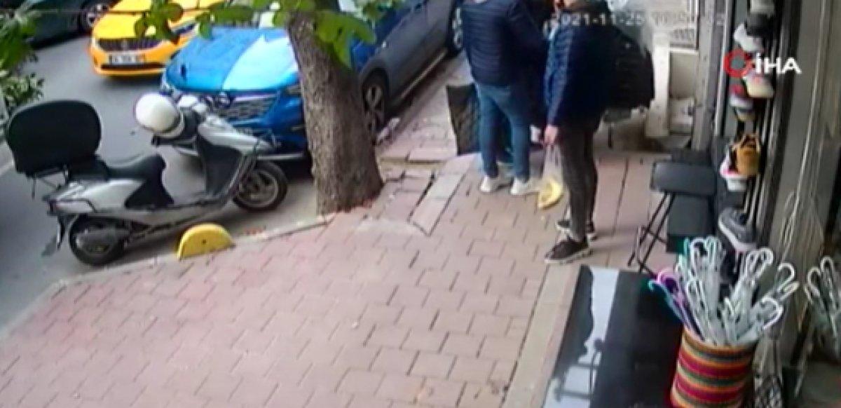 Fatih'te kıyafet çalan hırsızlar kamerada