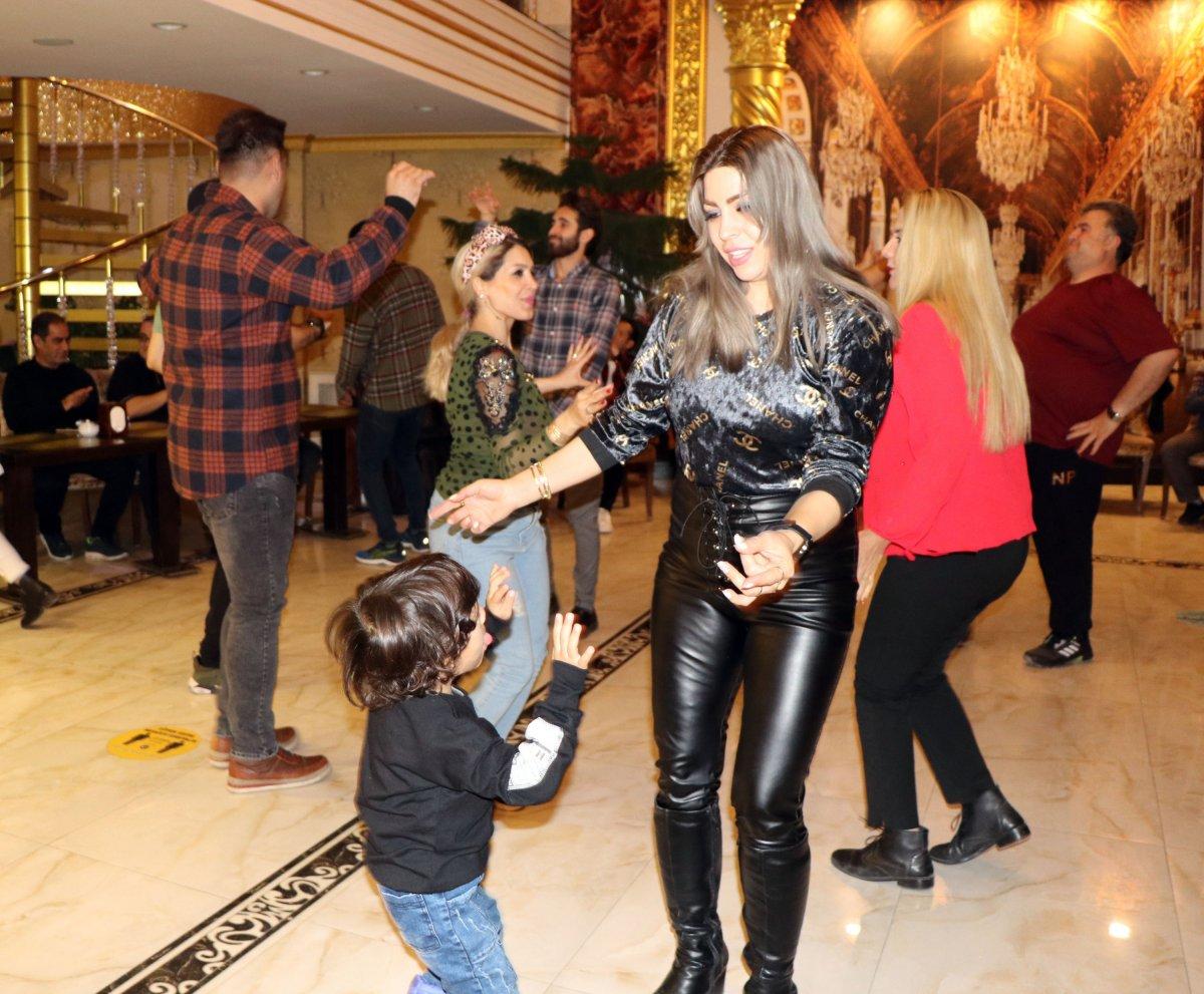 Alışveriş için Van'a gelen İranlıların gece eğlencesi