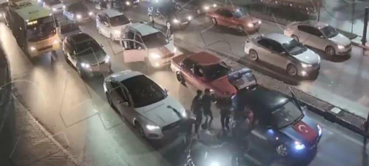 Gaziantep'te kırmızı ışıkta çifte telli oynayanlara ceza