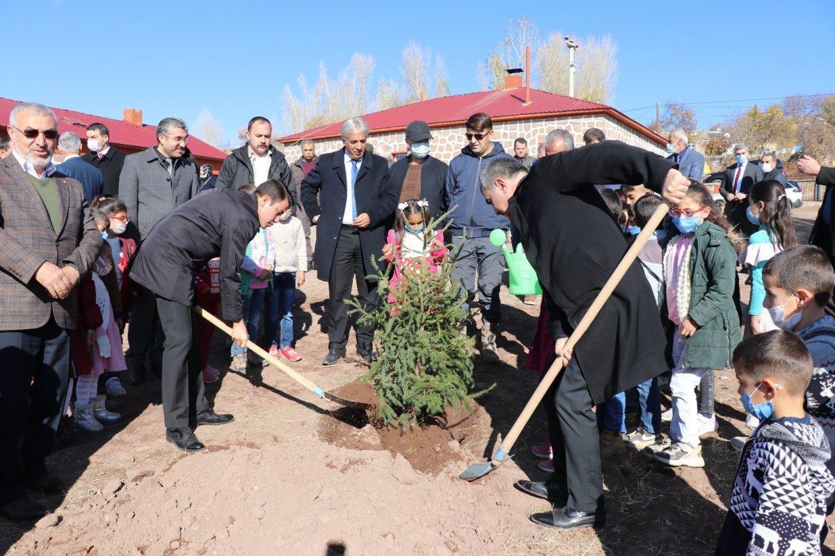 Bitlis'li şehitler kabirleri başında anıldı