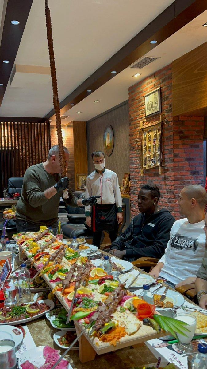 Balotelli'nin kebap keyfi