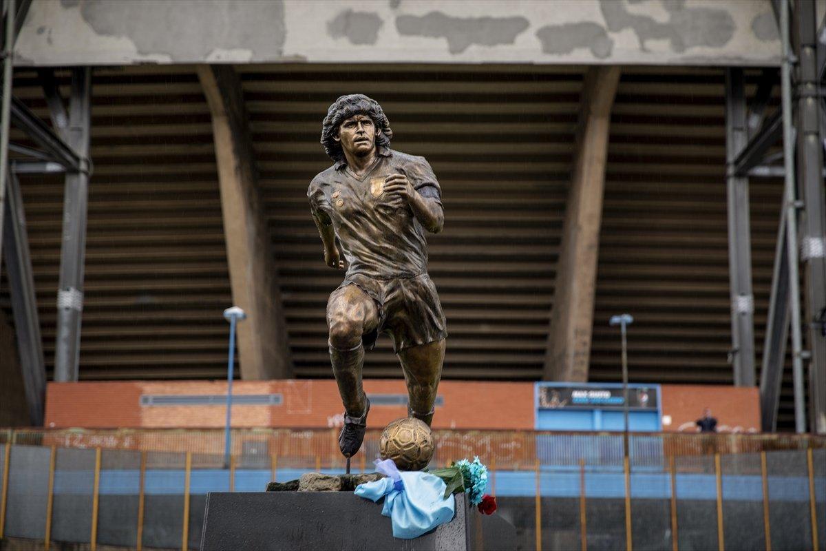 Napoli'de Maradona'nın ölüm yıl dönümünde heykeli dikildi