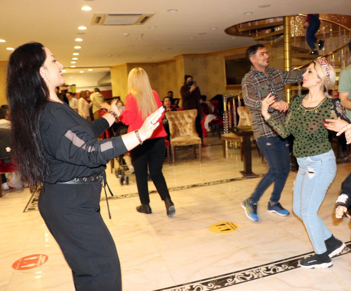 Alışveriş için Van'a gelen İranlıların gece eğlencesi