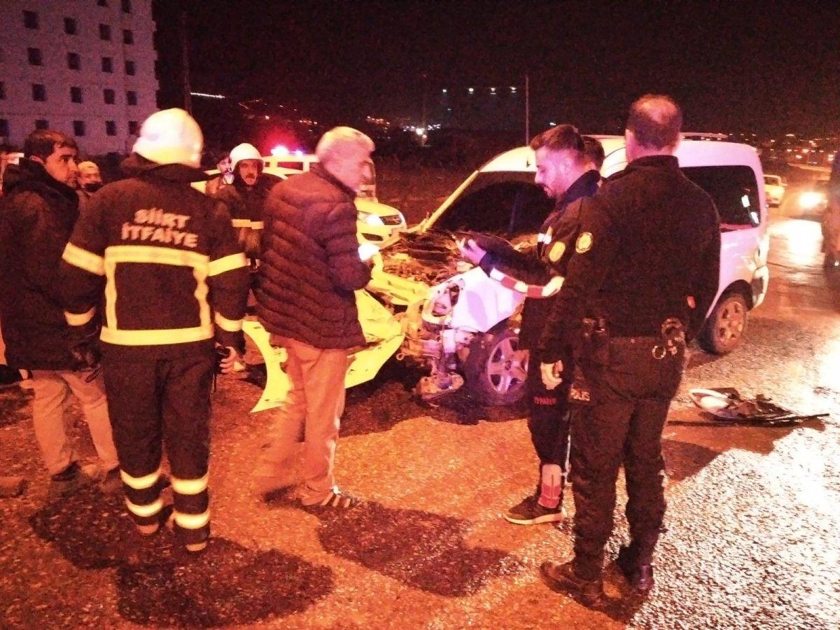 Siirt'te vakaya giden ambulansa araç çarptı