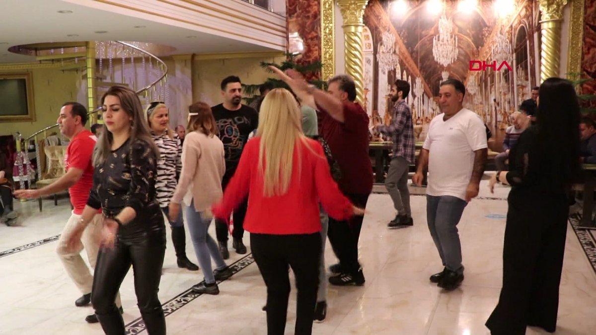 Alışveriş için Van'a gelen İranlıların gece eğlencesi