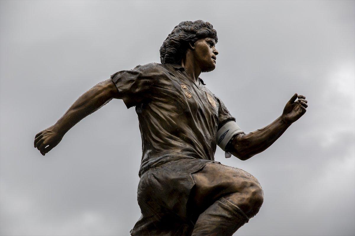 Napoli'de Maradona'nın ölüm yıl dönümünde heykeli dikildi
