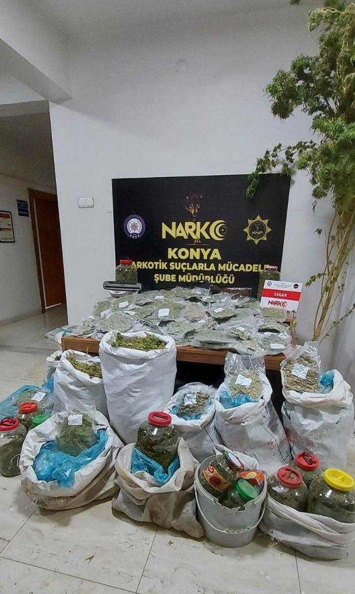 Konya’da, toprağa gömülen 45 kilo esrar ele geçirildi