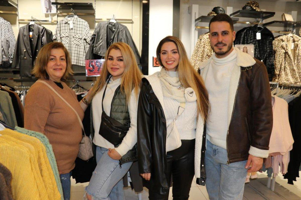 Alışveriş için Van'a gelen İranlıların gece eğlencesi