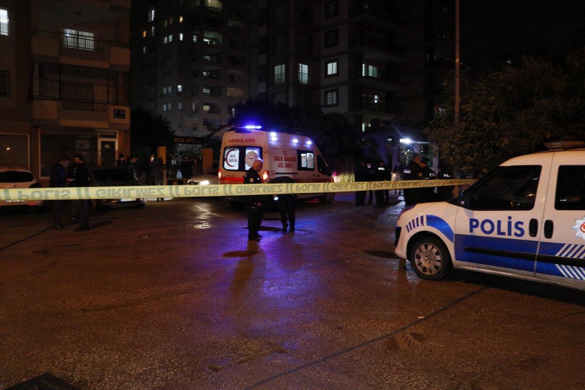 Adana'da yolda yürürken kar maskeli 2 kişinin silahlı saldırısına uğradı