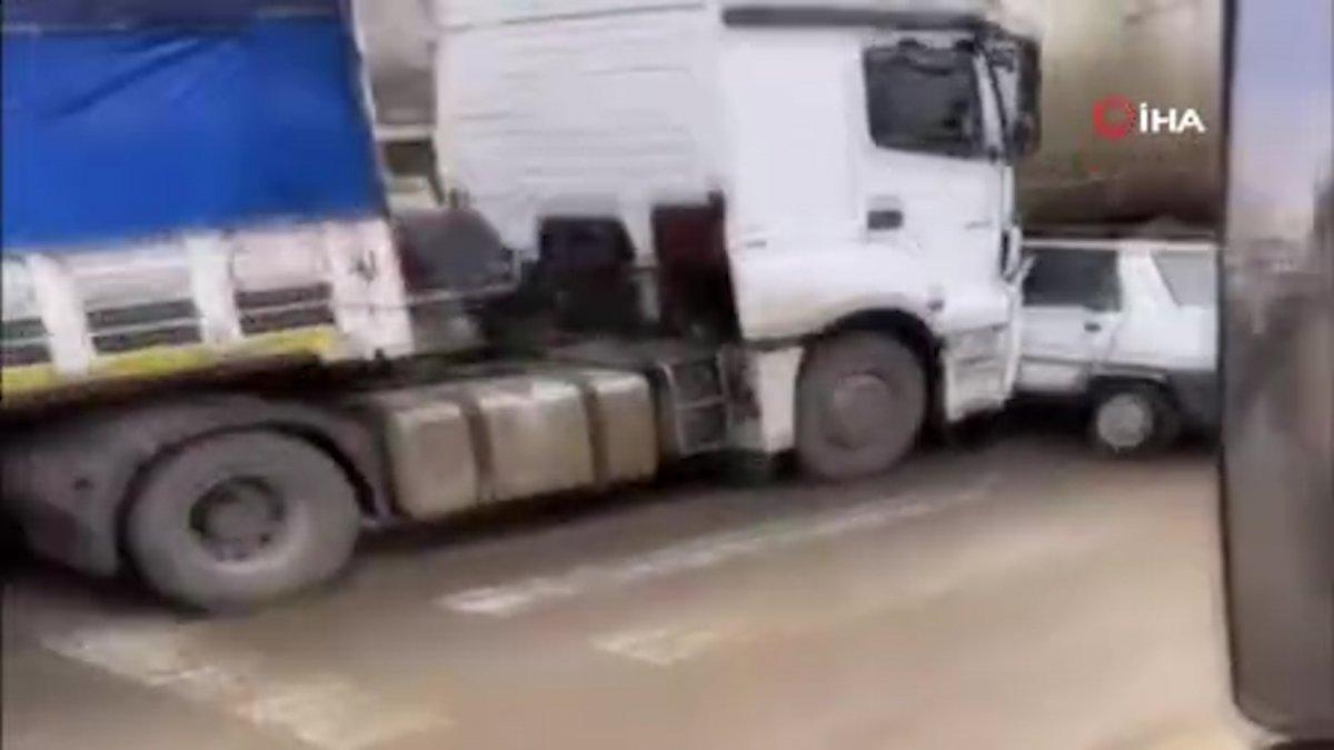 Mardin'de tır otomobili metrelerce sürükledi