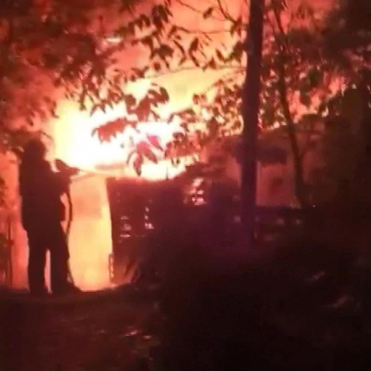 Sultangazi’de bir aile, yanan gecekondunun sağlam kalan odasında yaşamaya başladı