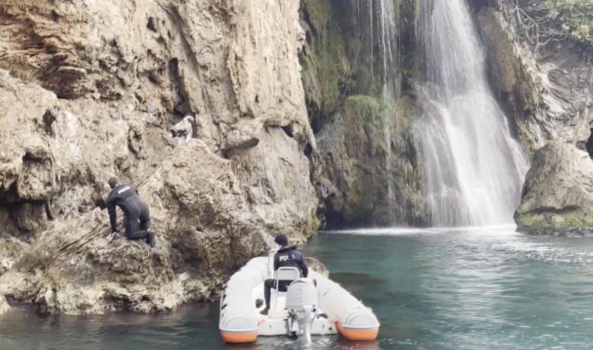 Antalya'da falezlerde mahsur kalan köpeği deniz polisi kurtardı