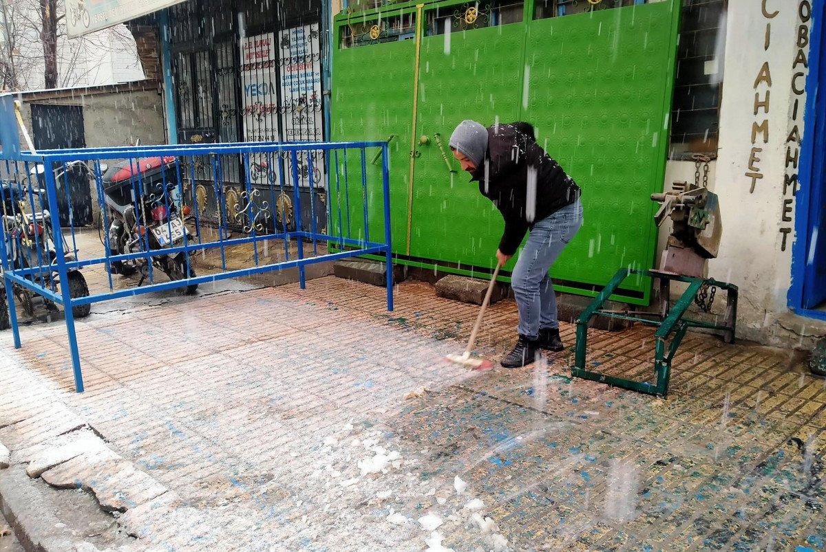 Ağrı beyaza büründü, öğrenciler keyfini çıkardı