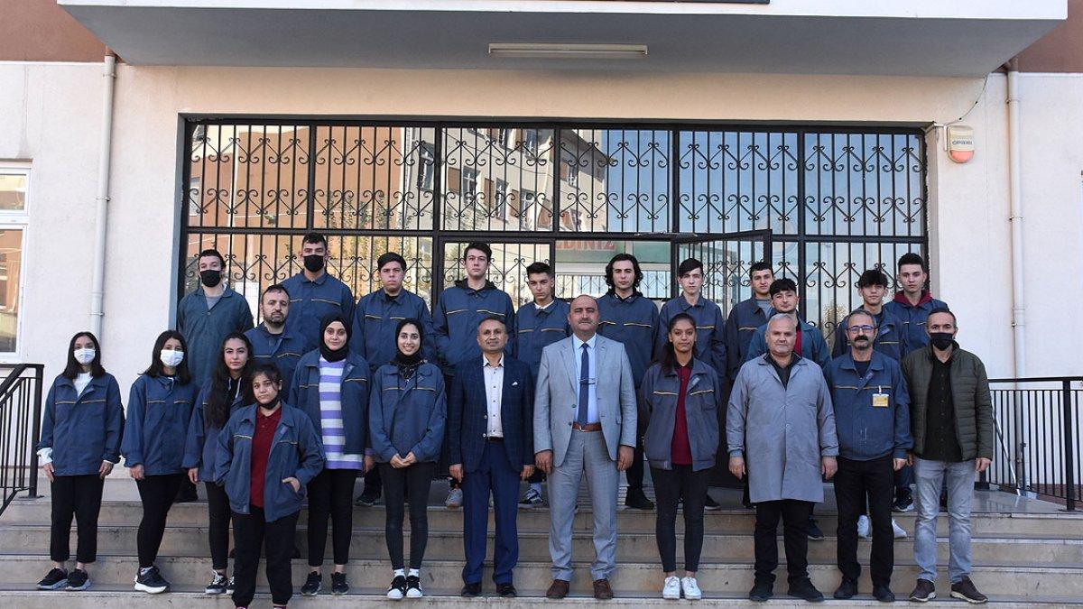 Bursa'da meslek lisesinde matbaacılığı öğrenen gençler, hem kazanıyor hem kazandırıyor