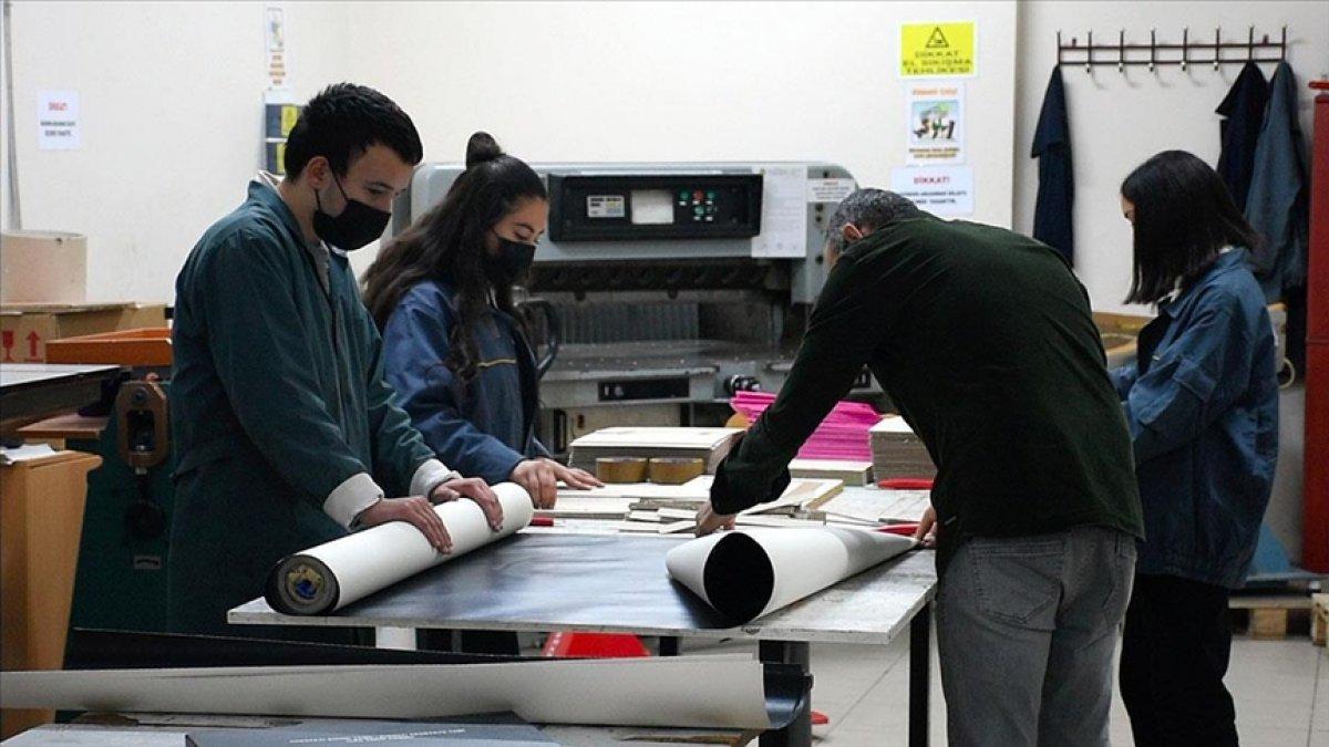 Bursa'da meslek lisesinde matbaacılığı öğrenen gençler, hem kazanıyor hem kazandırıyor