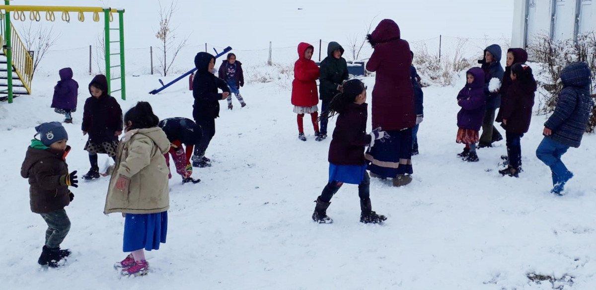 Ağrı beyaza büründü, öğrenciler keyfini çıkardı