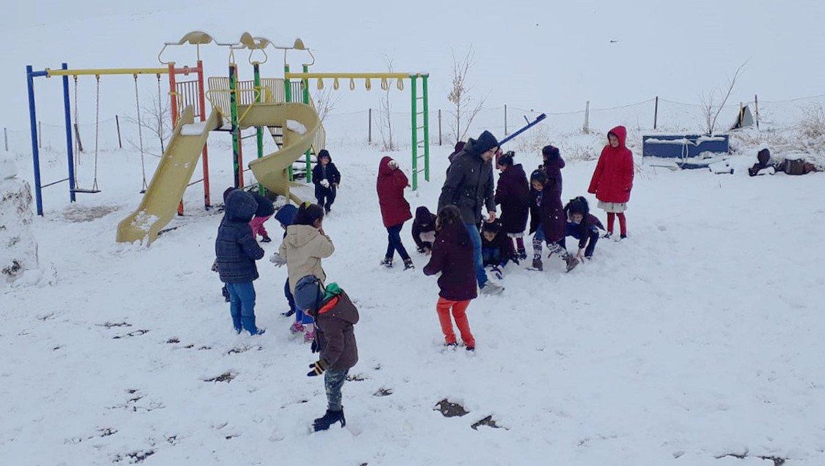 Ağrı beyaza büründü, öğrenciler keyfini çıkardı