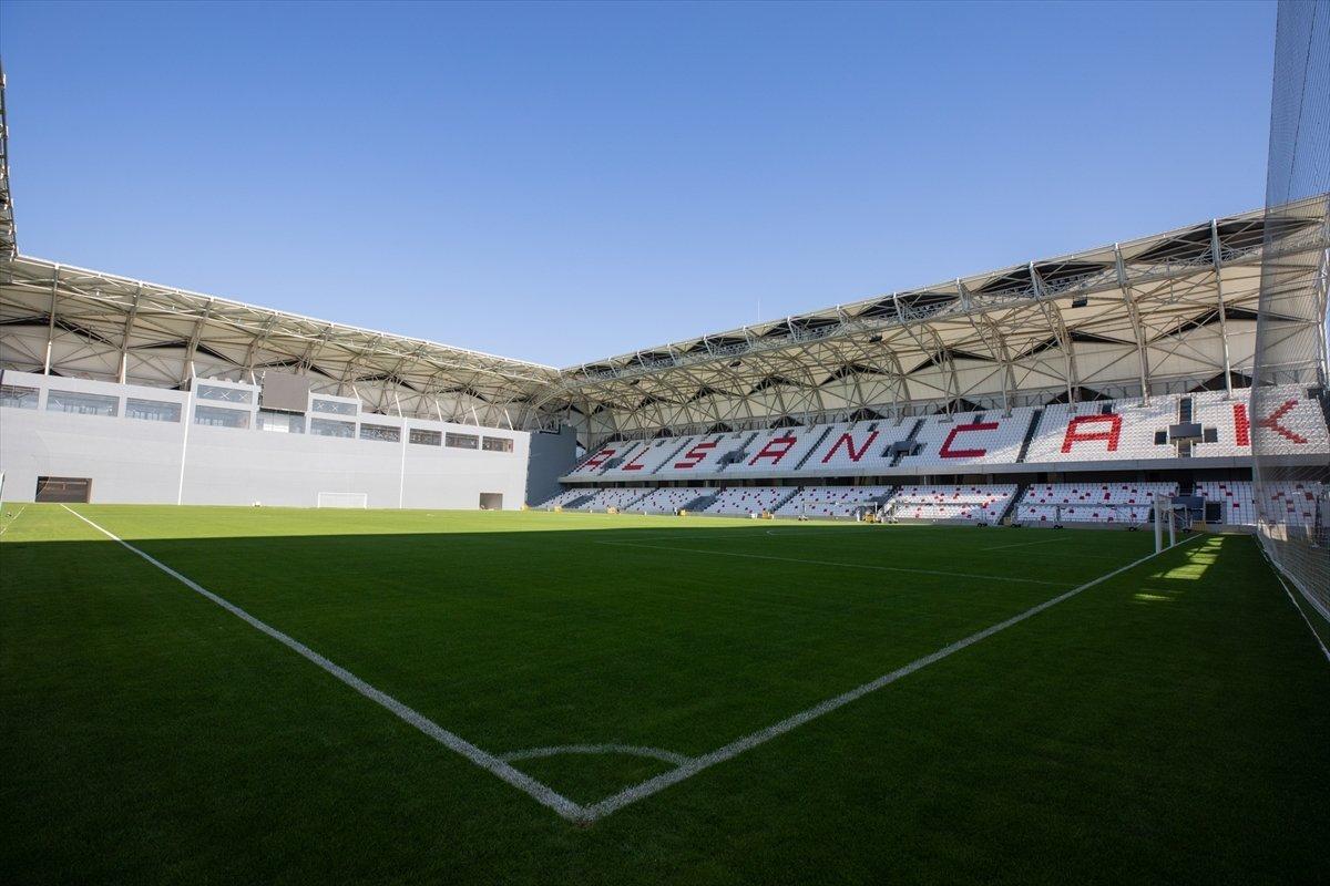 Altay'ın stadının adı 'Alsancak Mustafa Denizli Stadı' oldu