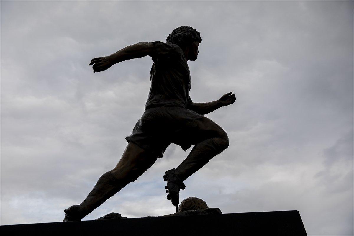 Napoli'de Maradona'nın ölüm yıl dönümünde heykeli dikildi