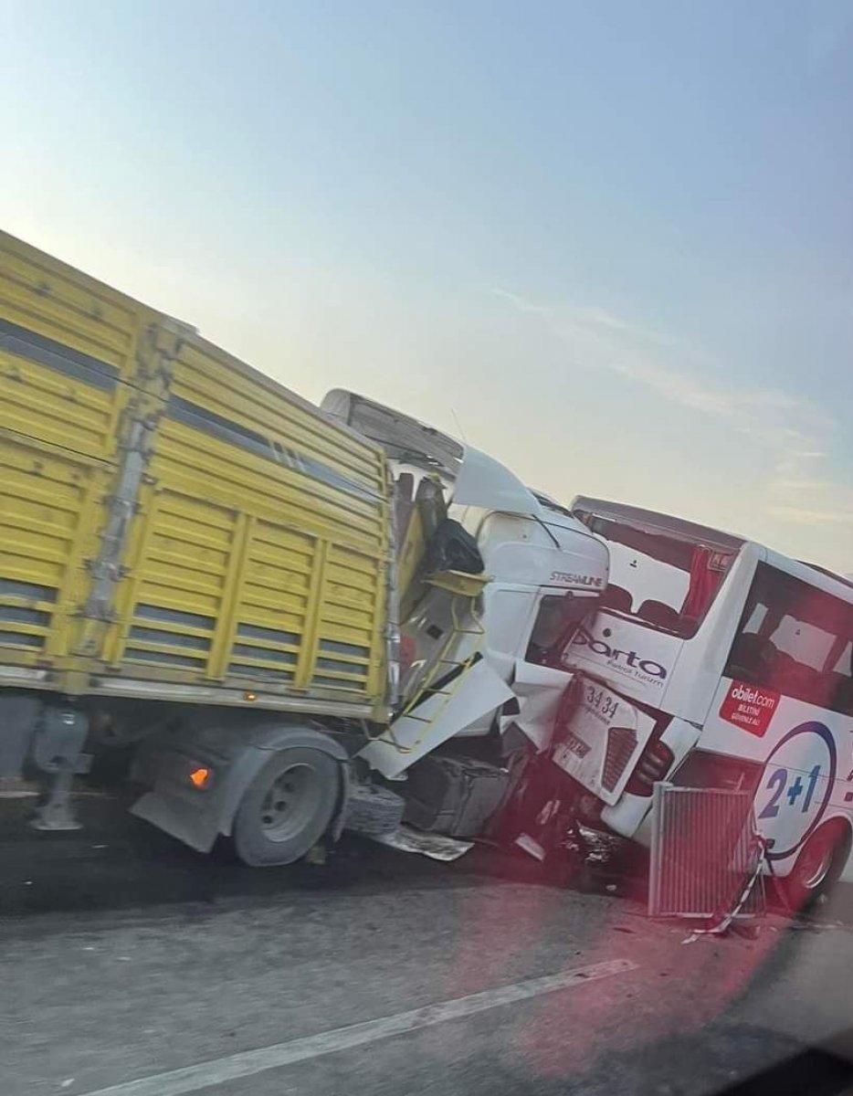 Afyonkarahisar'da 4 tır ve yolcu otobüsü kazaya karıştı