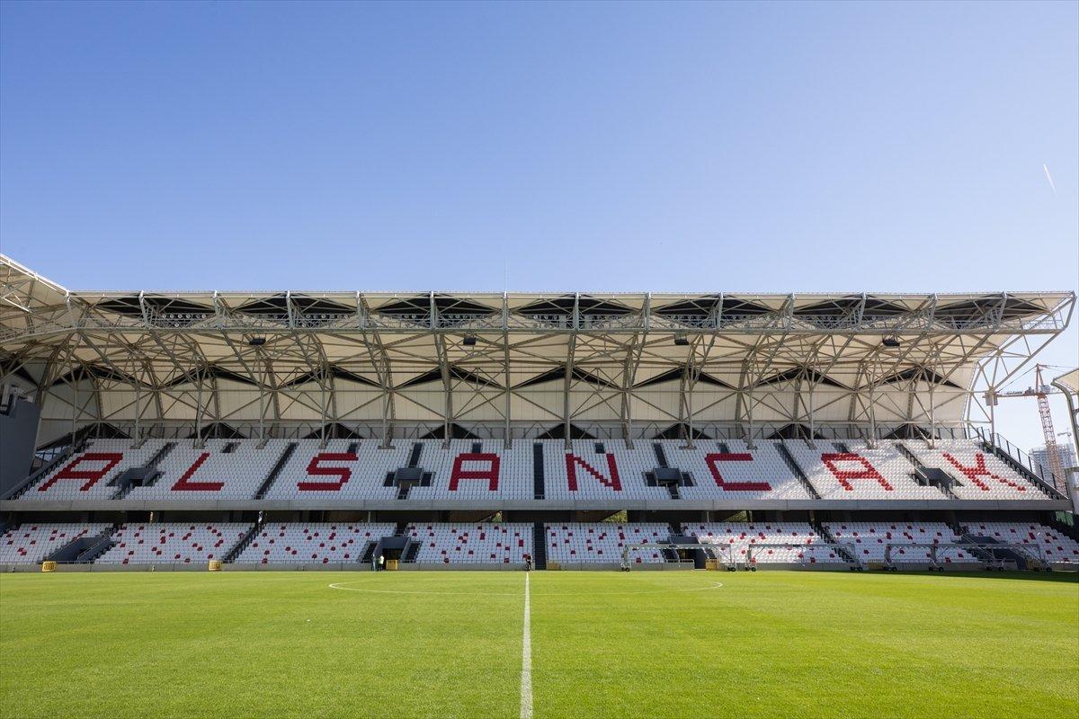 Altay'ın stadının adı 'Alsancak Mustafa Denizli Stadı' oldu