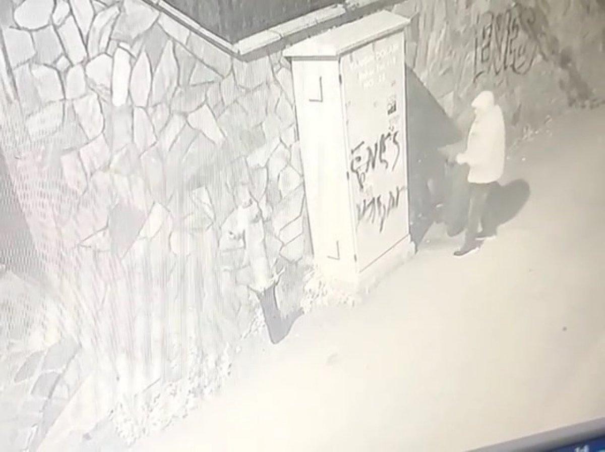 Bursa'da direğe bağlı olan çöp kovasını çaldı