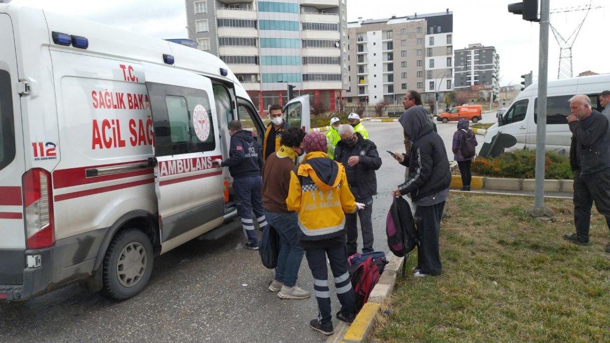 Uşak'ta öğrenci minibüsü kaza yaptı: 11 yaralı