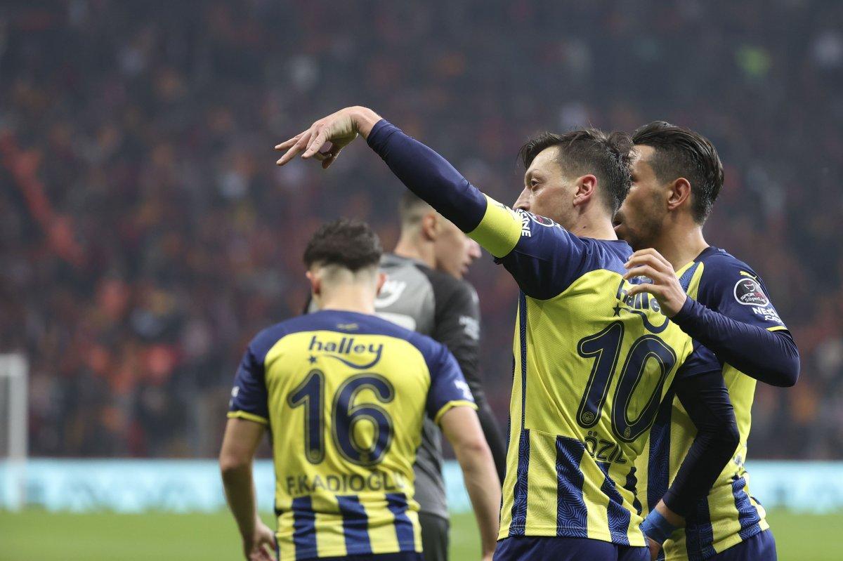 Bukayo Saka'nın Mesut Özil sevinci