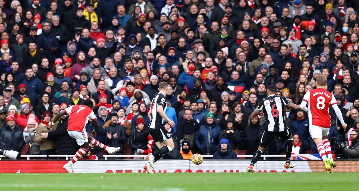 Bukayo Saka'nın Mesut Özil sevinci