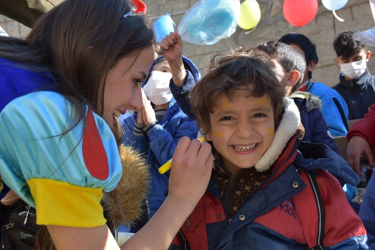 Şanlıurfa'da öğretmenler köydeki öğrencilere tiyatro oyunu sergiledi