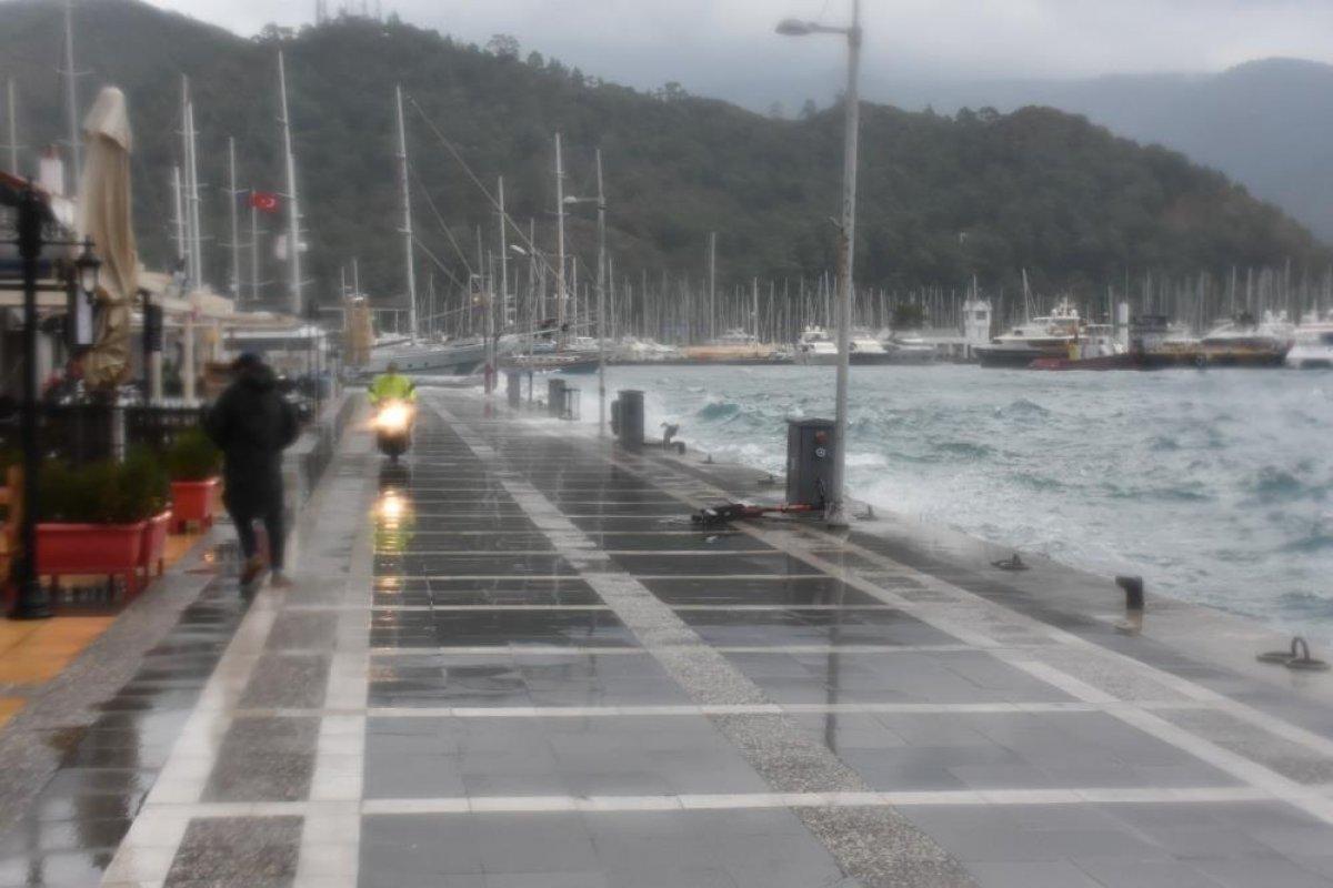 Muğla'da şiddetli rüzgar hayatı olumsuz etkiledi